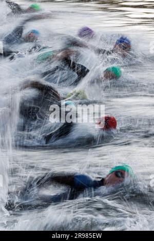 Hilpoltstein, Germania. 25 giugno 2023. I triatleti iniziano con la gamba di nuoto al Datev Challenge Roth. I partecipanti al triathlon devono nuotare per 3,8 km, pedalare per 180 km e correre per 42,195 km Credito: Daniel Karmann/dpa/Alamy Live News Foto Stock