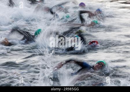 Hilpoltstein, Germania. 25 giugno 2023. I triatleti iniziano con la gamba di nuoto al Datev Challenge Roth. I partecipanti al triathlon devono nuotare per 3,8 km, pedalare per 180 km e correre per 42,195 km Credito: Daniel Karmann/dpa/Alamy Live News Foto Stock