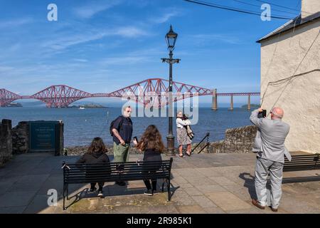 Persone che scattano foto dalla terrazza con vista sul Forth Bridge nella città di South Queensferry a Firth of Forth in Scozia, Regno Unito. Foto Stock