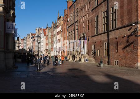 Danzica, Polonia, serata nel centro storico, Long Street (Ulica Długa) fiancheggiata da case borghesi storiche e il municipio principale sulla destra della città storica Foto Stock