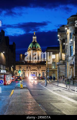 Città vecchia di Edimburgo di notte in Scozia, vista del Museo sul tumulo dalla strada National Cycle Route 75. Foto Stock