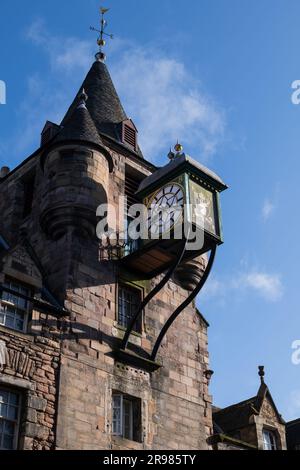Tower with clock of Canongate Tolbooth and Tolbooth Tavern at Royal Mile in city of Edinburgh, Scotland, UK. Historic landmark in the Old Town from 15 Foto Stock