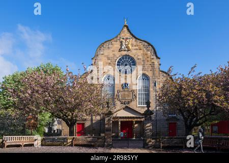 Canongate Kirk nella città di Edimburgo, Scozia, storica chiesa parrocchiale sul Royal Mile nella città vecchia. Foto Stock