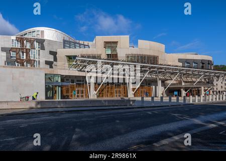 Edificio del Parlamento scozzese da Horse Wynd Street nella città di Edimburgo, Scozia, Regno Unito. Foto Stock