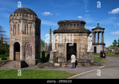 Necropoli di Glasgow cimitero vittoriano a Glasgow, Scozia. A sinistra, il Mausoleo William Rae Wilson, al centro del Mausoleo John Houldsworth, sulla lontana Foto Stock