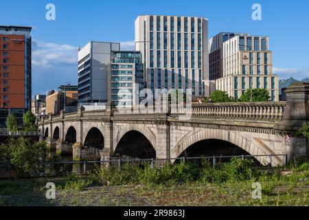 Skyline del centro di Glasgow con il ponte di Glasgow (Broomielaw Bridge) sul fiume Clyde, Scozia, Regno Unito. Foto Stock