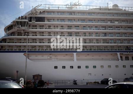 Montenegro, 12 aprile 2023: Nave da crociera ormeggiata nel porto di Cattaro Foto Stock