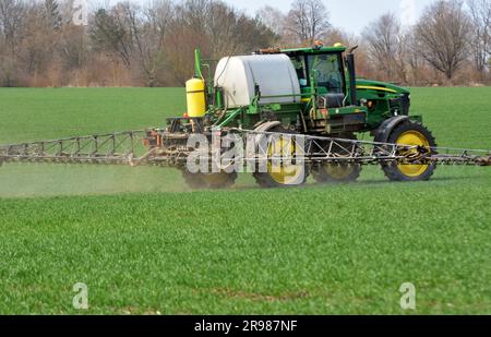 Chortkiv - Ternopil - Ucraina - 22 aprile 2021. Trattamento di colture di frumento con insetticidi per la protezione contro gli organismi nocivi nell'azienda Yagelniski. Foto Stock