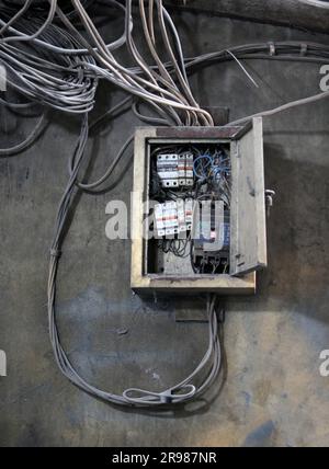 Collegamento pericoloso del cavo mcb. collegamenti del cavo di alimentazione disordinati. Foto Stock