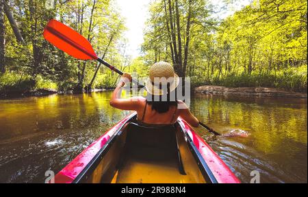 Vista sul retro del fiume per una coppia di kayak. Punto di partenza di una donna in kayak in un bellissimo paesaggio. Sport acquatici durante l'autunno autunnale. Bella calma e rilassante Foto Stock