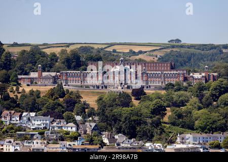 Lo storico Dartmouth Naval College, visto da Kingswear nel Devon, Regno Unito. Foto Stock