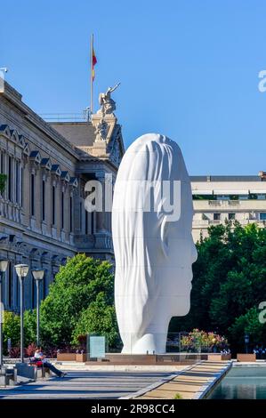 Madrid, Spagna - 19 luglio 2022: Scultura in marmo Julia White di Jaume Plensa di fronte a un edificio. Si tratta di un'installazione pubblica e urbana contemporanea Foto Stock