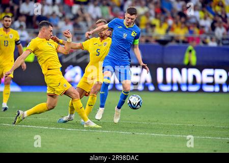 BUCAREST, ROMANIA - 24 GIUGNO 2023 - il centrocampista ucraino Artem Bondarenko (R) è visto in azione con i giocatori rumeni durante la UEFA europea 2023 Foto Stock