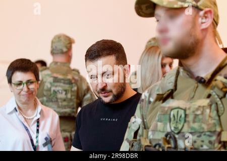 Non esclusiva: KIEV, URKAINE - 22 GIUGNO 2023 - il presidente dell'Ucraina Volodymyr Zelenskyy visita l'11° International Book Arsenal Festival A. Foto Stock