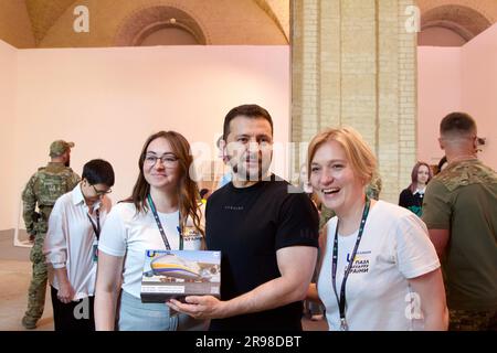 Non esclusiva: KIEV, URKAINE - 22 GIUGNO 2023 - il presidente dell'Ucraina Volodymyr Zelenskyy visita l'11° International Book Arsenal Festival A. Foto Stock