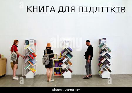 Non esclusivo: KIEV, URKAINE - 22 GIUGNO 2023 - i visitatori soggiornano agli scaffali con libri per adolescenti all'11° International Book Arsenal Festival A. Foto Stock