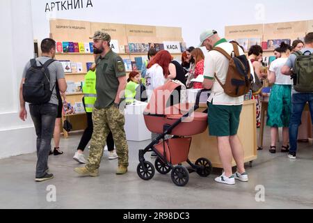 Non esclusiva: KIEV, URKAINE - 22 GIUGNO 2023 - i visitatori partecipano all'undicesimo Festival Internazionale dell'Arsenale del Libro presso l'Arsenale Nazionale di Mystetskyi Art and Foto Stock