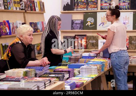 Non esclusiva: KIEV, URKAINE - 22 GIUGNO 2023 - i lavoratori soggiornano presso le bancarelle dell'11° Festival Internazionale dell'Arsenale del Libro presso l'Arsenale di Mystetskyi Na Foto Stock