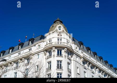 Madrid, Spagna - 19 marzo 2023: Il famoso hotel Ritz di lusso nel centro di Madrid. Vista angolare bassa contro il cielo blu Foto Stock