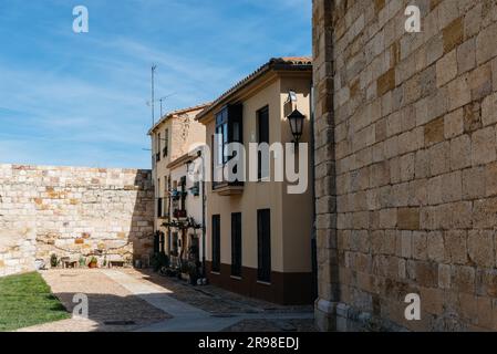 Zamora, Spagna - 7 aprile 2023: Scena di strada nel centro storico della città. Castiglia e Leon Foto Stock