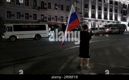 Mosca, Russia. 24 giugno 2023. Questa immagine ripresa da un video mostra veicoli militari in esecuzione a Rostov-sul-Don, Russia, 24 giugno 2023. Crediti: Str/Xinhua/Alamy Live News Foto Stock