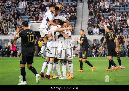 L'attaccante dei Vancouver Whitecaps Sergio Córdova (9) e i compagni di squadra celebrano un gol durante una partita MLS contro il LAFC, sabato 24 giugno 2023, al BMO Foto Stock