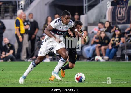 L'attaccante dei Vancouver Whitecaps Sergio Córdova (9) viene colpito dal centrocampista del LAFC Daniel Crisostomo (17) durante una partita della MLS, sabato 24 giugno 2023, al Foto Stock