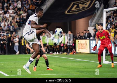 L'attaccante dei Vancouver Whitecaps Sergio Córdova (9) controlla un pass durante una partita della MLS contro il LAFC, sabato 24 giugno 2023, al BMO Stadium di lo Foto Stock