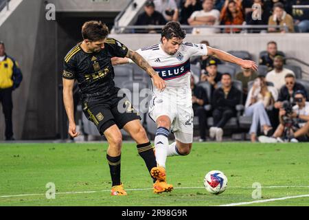 L'attaccante dei Vancouver Whitecaps Brian White (24) è difeso dal centrocampista del LAFC Ryan Hollingshead (24) durante una partita della MLS, sabato 24 giugno 2023 Foto Stock