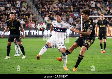 L'attaccante dei Vancouver Whitecaps Brian White (24) è difeso dal centrocampista del LAFC Ryan Hollingshead (24) durante una partita della MLS, sabato 24 giugno 2023 Foto Stock