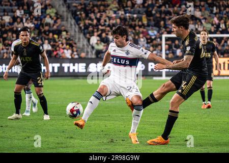 L'attaccante dei Vancouver Whitecaps Brian White (24) è difeso dal centrocampista del LAFC Ryan Hollingshead (24) durante una partita della MLS, sabato 24 giugno 2023 Foto Stock