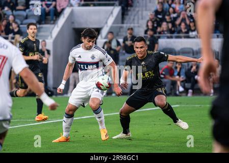 L'attaccante dei Vancouver Whitecaps Brian White (24) è difeso dal difensore del LAFC Denil Maldonado (2) durante un match della MLS, sabato 24 giugno 2023, alla BMO Foto Stock