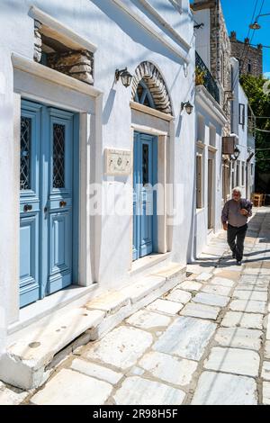 Le strette strade di Apeiranthos, un tradizionale villaggio di montagna greco. Isola di Naxos, Cicladi, Grecia Foto Stock