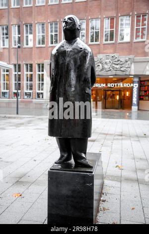 Rotterdam, NL - 6 ottobre 2021: Scultura intitolata Monsieur Jacques di Oswald Wenckebach situata sul Coolsingel, Rotterdam, NL Foto Stock