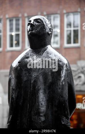 Rotterdam, NL - 6 ottobre 2021: Scultura intitolata Monsieur Jacques di Oswald Wenckebach situata sul Coolsingel, Rotterdam, NL Foto Stock