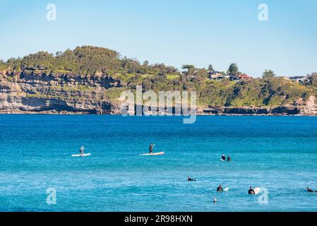 I surfboard alla spiaggia di Mona vale a Sydney, nuovo Galles del Sud, Australia. Sullo sfondo sopra la scogliera si trova il confine tra Mona vale e Warriewood Foto Stock