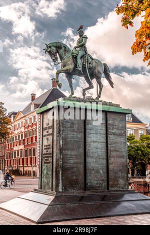 L'Aia, Paesi Bassi - 7 ottobre 2021: Statua equestre del re Guglielmo II al Buitenhof. È in questo posto dal 1924, una replica precisa di Foto Stock