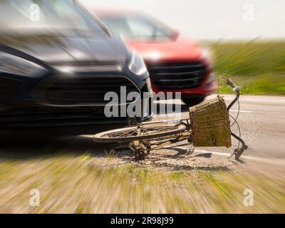 Incidente con bicicletta e auto in autostrada. Niente persone. Effetto zoom e messa a fuoco selettiva. Foto Stock