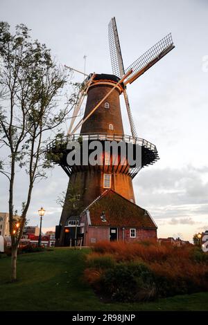 Leida, Paesi Bassi - 6 ottobre 2021: Molen De Valk o De Valk Molenmuseum è un mulino a torre e museo a Leida, Paesi Bassi. Foto Stock