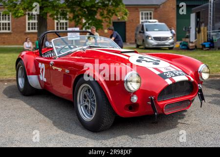 1963 le Mans AC Cobra «39 PH» in mostra al Bicester Flywheel tenutosi presso il Bicester Heritage Centre il 17 giugno 2023. Foto Stock