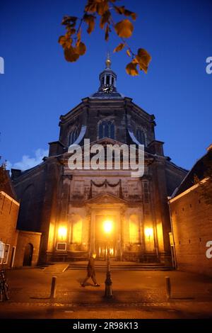 Leida, Paesi Bassi - 6 ottobre 2021: La Marekerk è una chiesa protestante di Leida, situata presso Lange Mare e il canale Oude Vest. Foto Stock