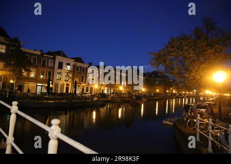 Leida, Paesi Bassi - 6 ottobre 2021: Vista serale dai bellissimi canali di Leida. Leiden è una città e un comune della provincia Di S Foto Stock