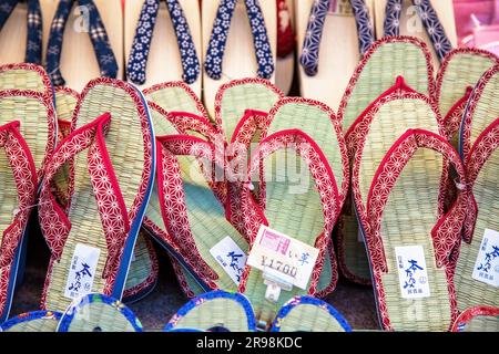 Kyoto, Giappone - 15 giugno 2016. Un'esposizione di tradizionali pantofole tatami igusa giapponesi in vendita in un negozio di souvenir. Questi sandali assomigliano a un flip-fl Foto Stock