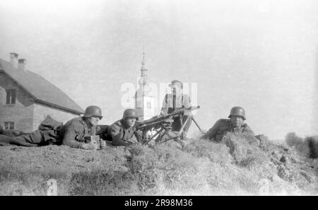 Leichtes Maschinengewehr MG 34 / mitragliatrice MG34 Wehrmacht Heer Ausbildung Waffen SS / Scuola militare dell'esercito tedesco Foto Stock