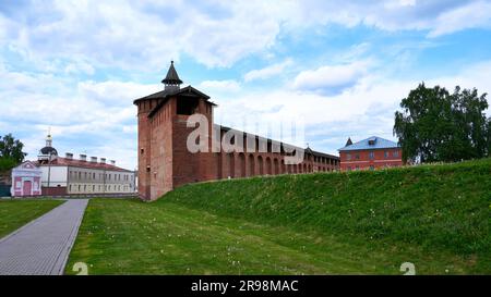 Kolomna, Russia - 30 maggio 2023: Alte mura della fortezza in mattoni rossi Foto Stock