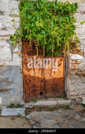 Una tradizionale casa di villaggio abbandonata a Sagkri, un piccolo villaggio agricolo a Naxos, in Grecia. Reinsediamento, disoccupazione, UE, giovani. Foto Stock