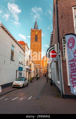 Schiedam, NL, 8 ottobre 2021: Vista esterna della chiesa protestante di Sint Janskerk situata a Schiedam, nei Paesi Bassi. Foto Stock