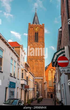 Schiedam, NL, 8 ottobre 2021: Vista esterna della chiesa protestante di Sint Janskerk situata a Schiedam, nei Paesi Bassi. Foto Stock