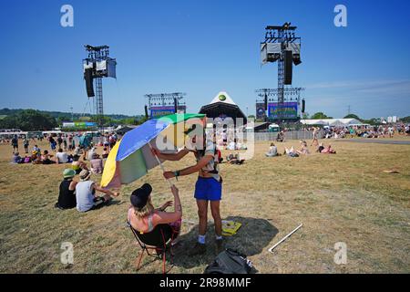 Frequentatori di festival durante il clima caldo al Glastonbury Festival presso la Worthy Farm nel Somerset. Data foto: Domenica 25 giugno 2023. Foto Stock
