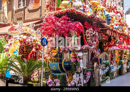 Coloratissimo 'Little Kook' Cafe', un ristorante a tema Disney in Pittaki Street nel quartiere Psyri. Atene. Colori straordinari. Foto Stock